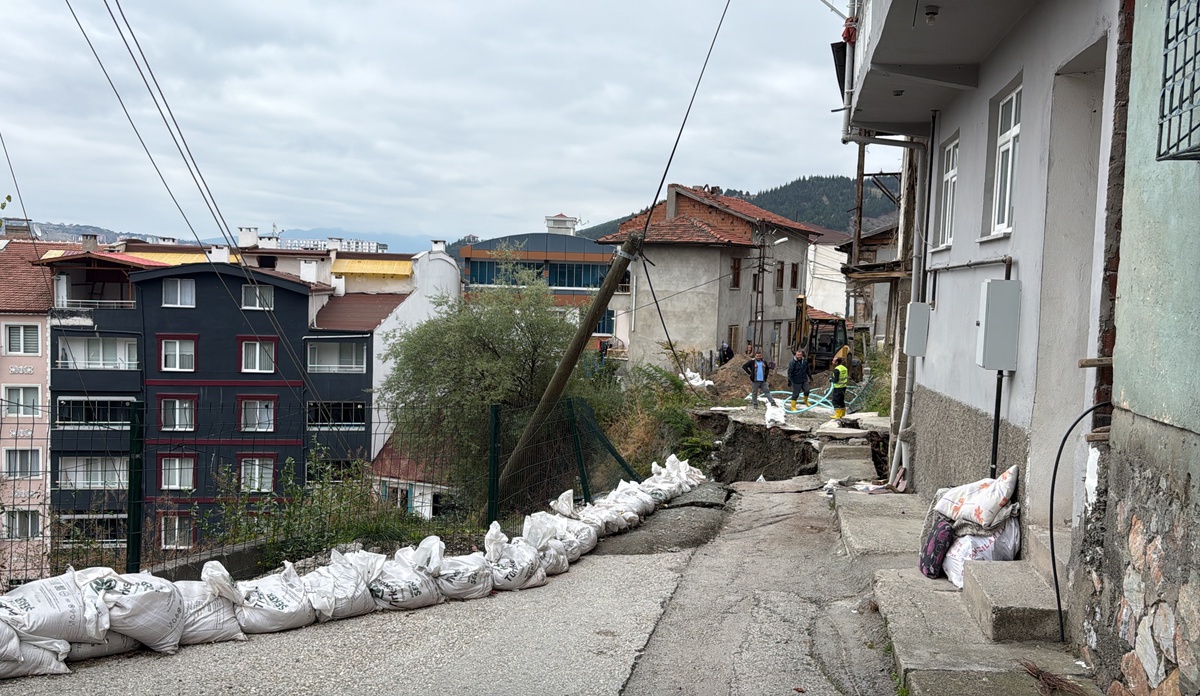 Tokat’ta inşaat alanının yanındaki yolda çökme oldu, 2 katlı ev tahliye edildi